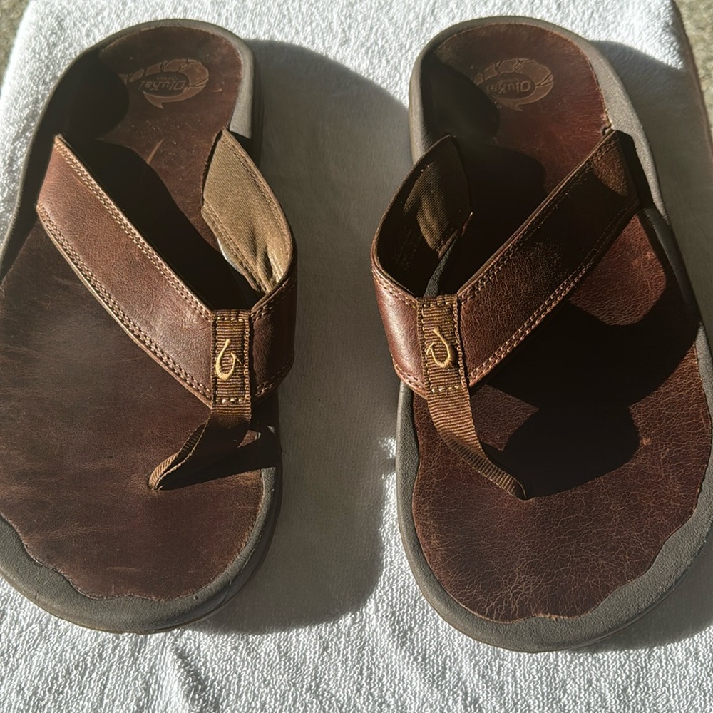 Men’s leather Olu Kai flip flops. Beautiful brown leather.  Barely worn.Size 11
